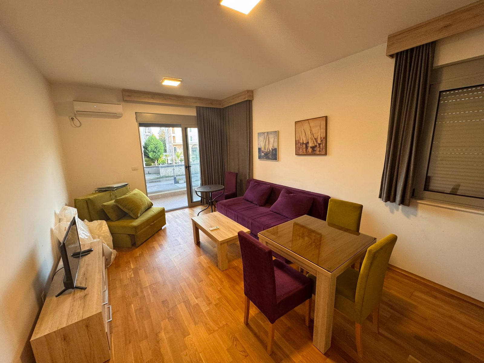 Zeitgen&ouml;ssische Wohnung in Ulcinj: heller Wohnbereich, schlichte M&ouml;bel, Blick vom Balkon - erstklassige Immobilien via montenegro-listings.me by ekosphere doo.