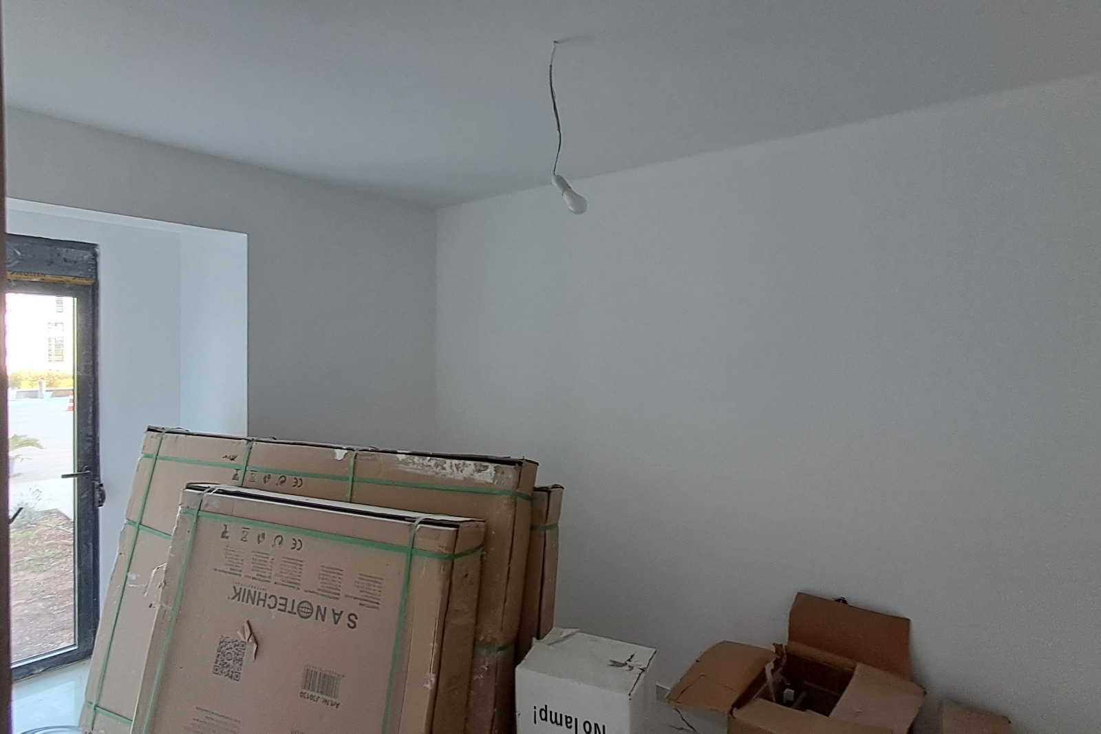 Bright Ulcinj room with white walls, natural light, large window; ideal for property investment. Exclusive at montenegro-listings.me by ekosphere doo.