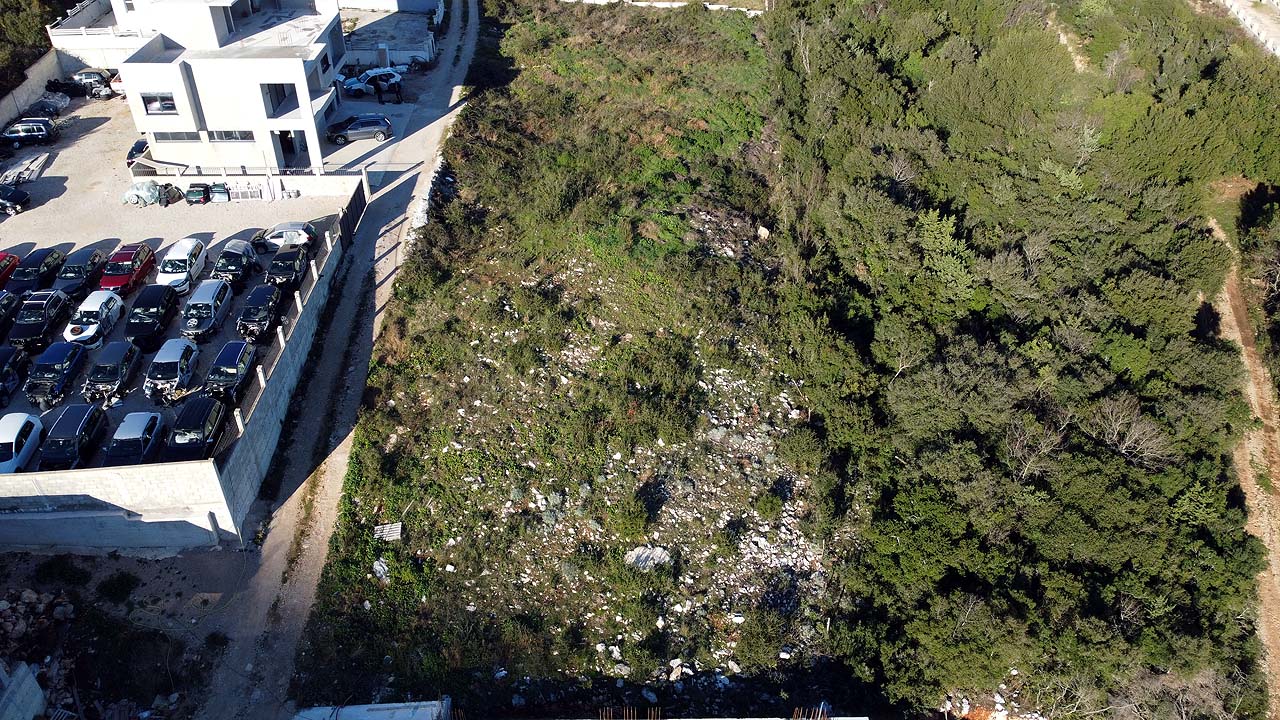 Prime Ulcinj investment plot: expansive land beside thriving real estate, dense greenery, and urban amenities. eksophere doo project.