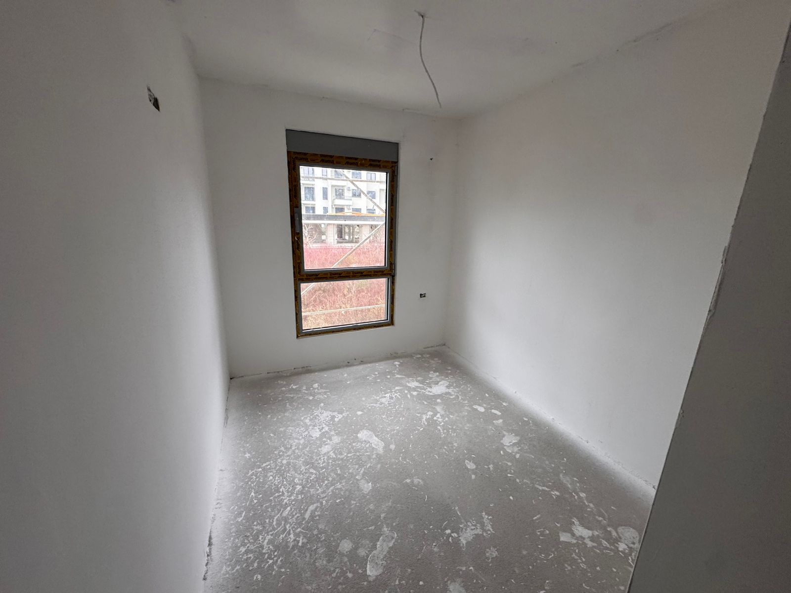 Bright room featuring two large windows, ideal for investment or living in Ulcinj, listed by montenegro-listings.me (ekosphere doo).