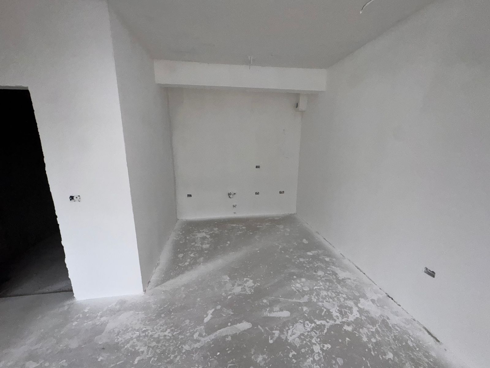 Promising Ulcinj investment: unfinished space with white walls, concrete floor, utilities ready&mdash;exclusive at montenegro-listings.me by ekosphere doo.