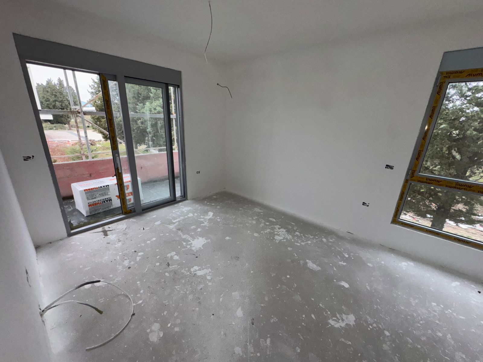 Spacious unfinished room with balcony access in Ulcinj, ideal for investors&mdash;exclusive on montenegro-listings.me by ekosphere doo.