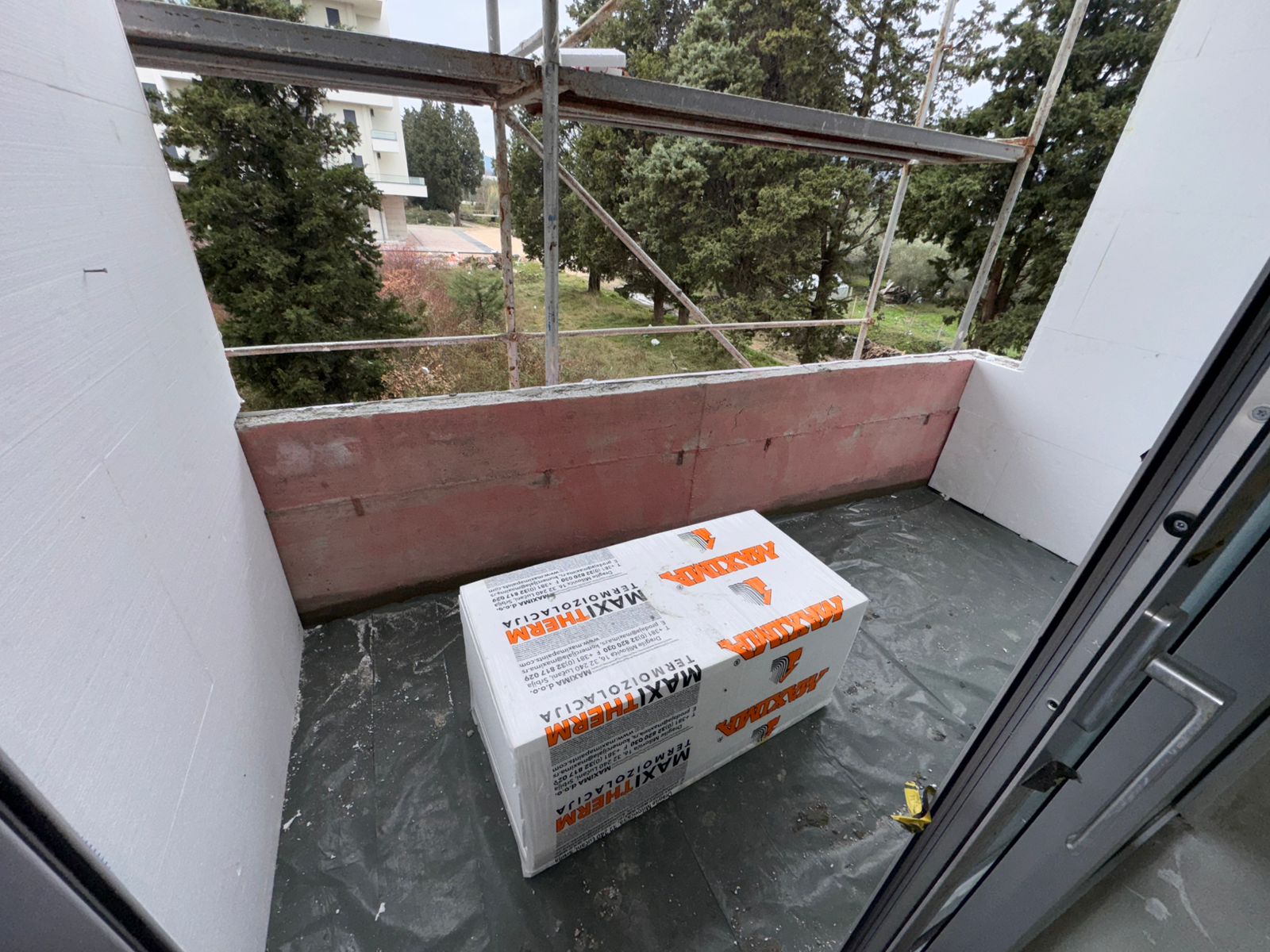 Under-construction balcony in Ulcinj&mdash;ideal investment! Concrete half-wall, city views. Exclusive on montenegro-listings.me by ekosphere doo.