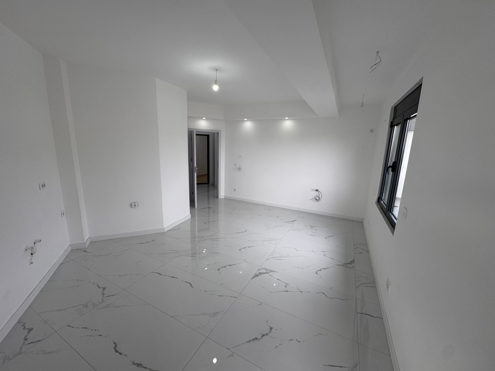 Helles, geräumiges Zimmer in Ulcinj mit hochwertigen Marmorfliesen, Fenster und offenem Grundriss – Investitionsmöglichkeit auf montenegro-listings.me by ekosphere doo. Helles, geräumiges Zimmer in Ulcinj mit hochwertigen Marmorfliesen, Fenster und offenem Grundriss - Investitionsmöglichkeit auf montenegro-listings.me by ekosphere doo.