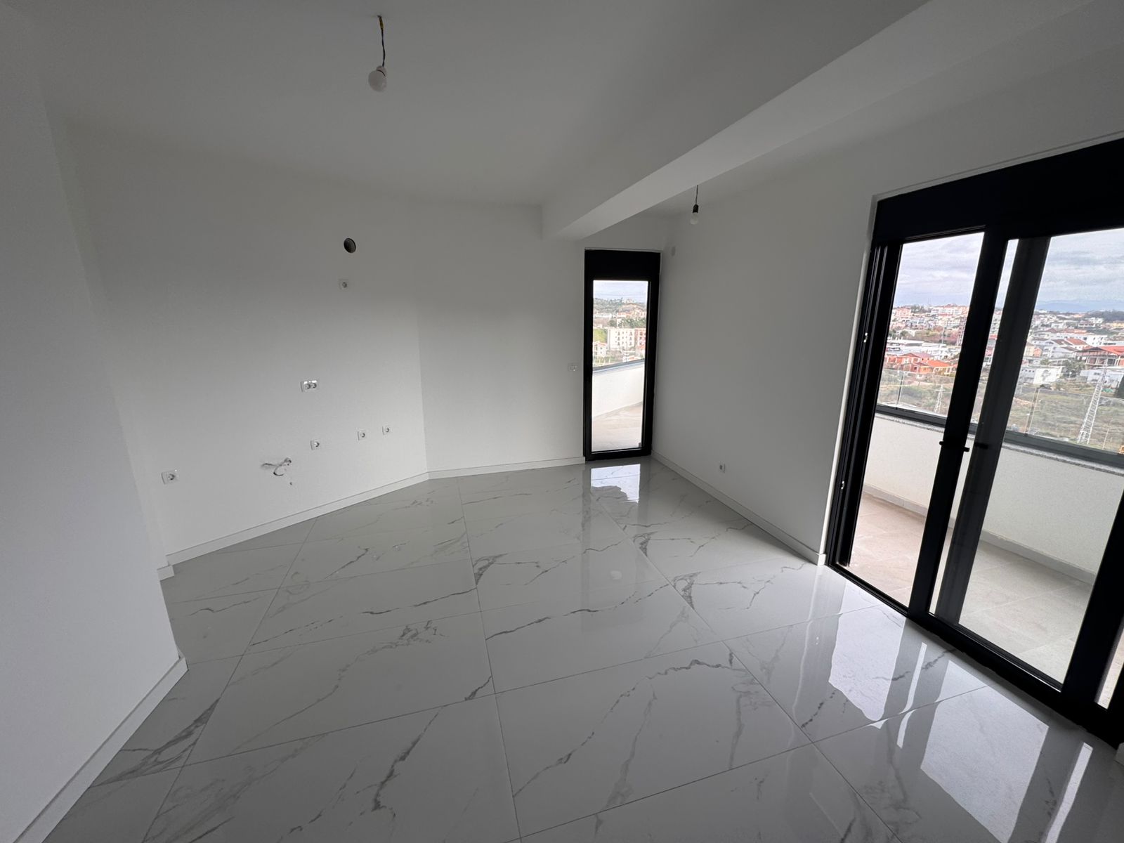 Bright, spacious room with premium marble flooring, floor-to-ceiling balconies in Ulcinj. List with montenegro-listings.me by ekosphere doo.