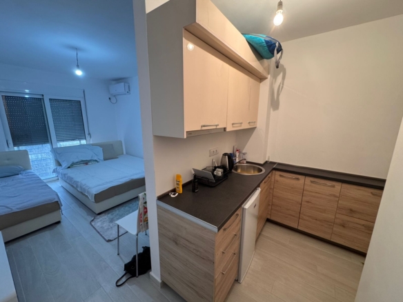 Modern studio apartment in Ulcinj: bed, sofa, wood kitchen, large windows. Ideal investment via montenegro-listings.me by ekosphere doo.
