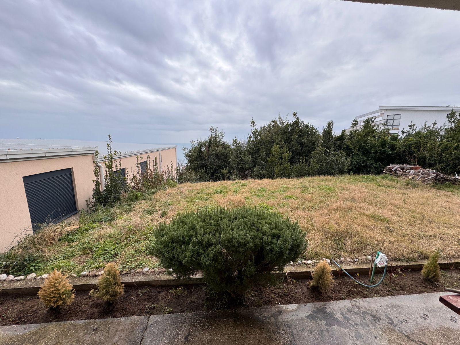 Charming Ulcinj backyard with lush lawn, patio, and landscaping—ideal for investment. Featured on montenegro-listings.me by ekosphere doo.