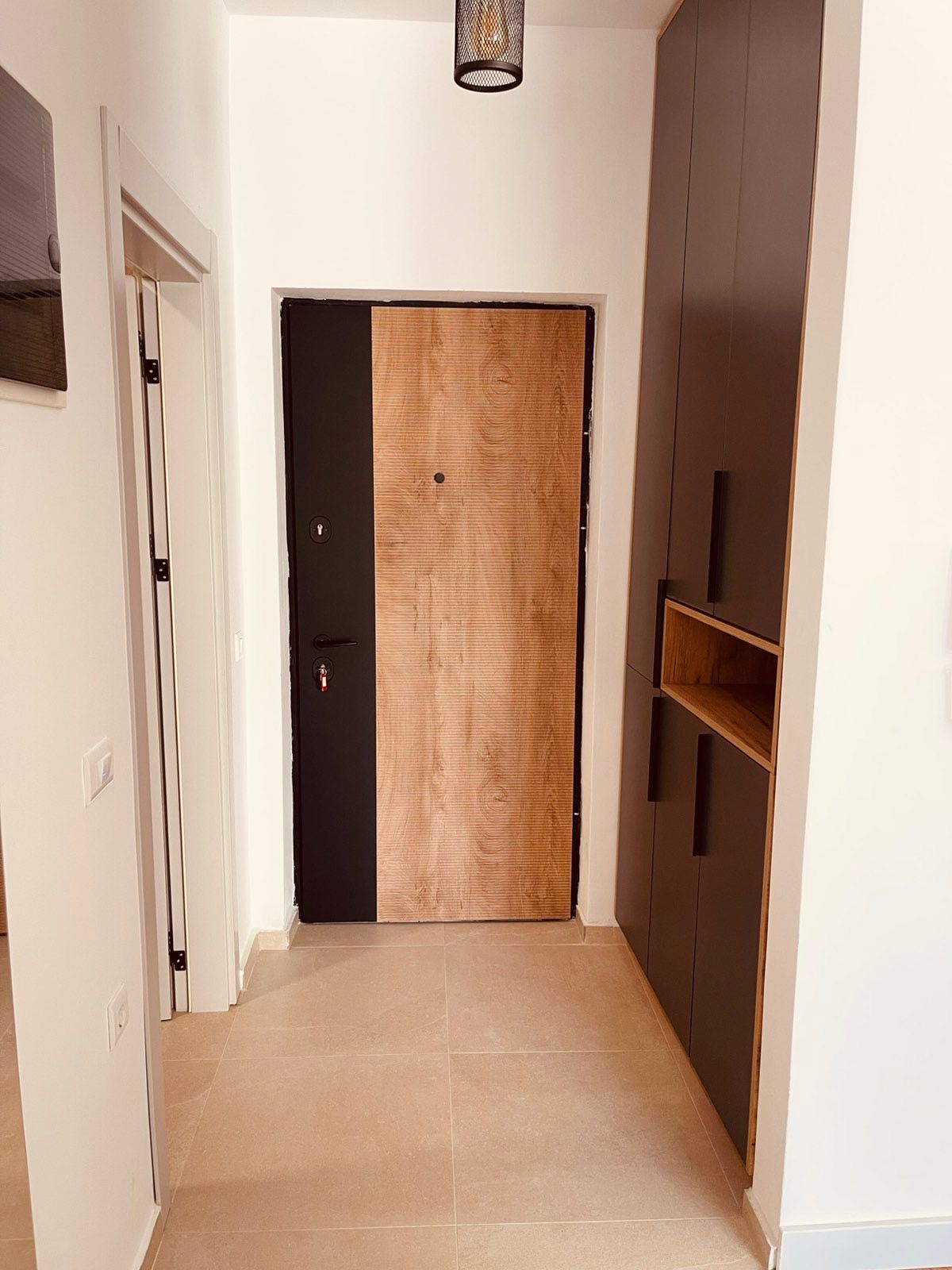 Modern hallway in Ulcinj with beige tiles, built-in cabinets, and premium finishes&mdash;exclusive property at montenegro-listings.me by ekosphere doo.
