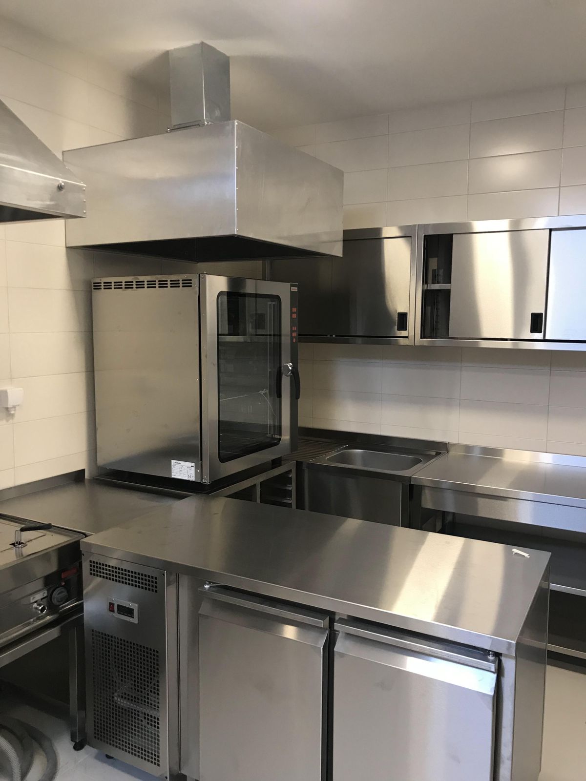 Premium commercial kitchen in Ulcinj: sleek stainless steel, top appliances, turnkey investment. Offered by montenegro-listings.me (ekosphere doo).