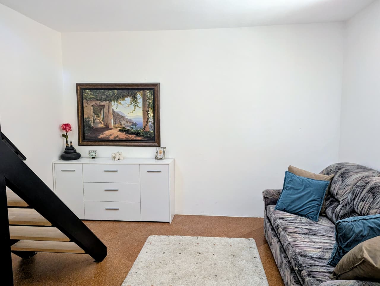 Elegant Ulcinj living room: modern patterned sofa, blue accents, stylish d&eacute;cor, investment potential at montenegro-listings.me by Ekosphere Doo.