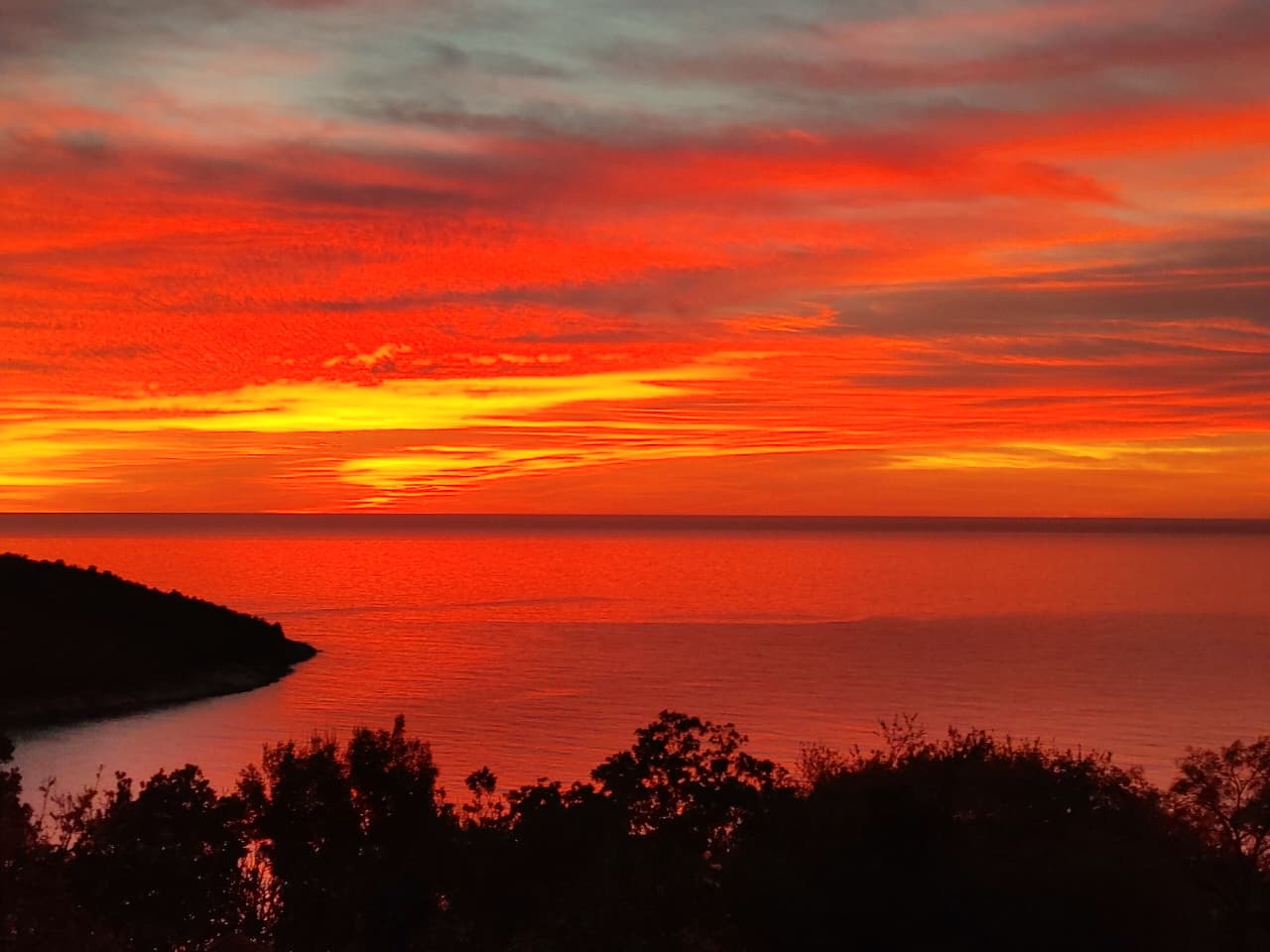 Stunning Ulcinj property views: serene sunset over water, prime shoreline, invest in Montenegro real estate with montenegro-listings.me by ekosphere doo.