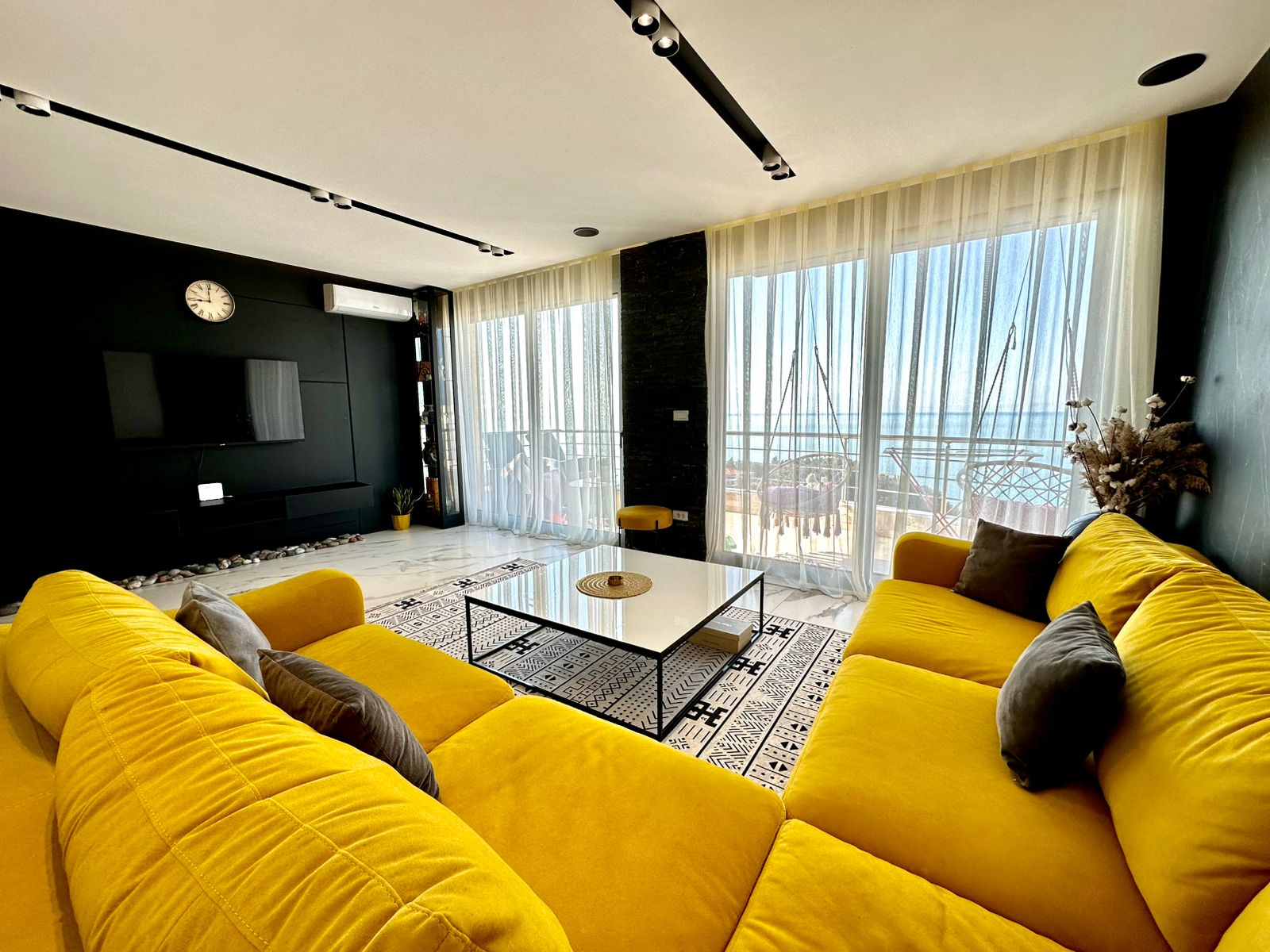 Luxuri&ouml;se Wohnung in Ulcinj: ger&auml;umiges Wohnzimmer, gelbes Sofa, Balkon mit Meerblick. Investieren Sie mit montenegro-listings.me von ekosphere doo.