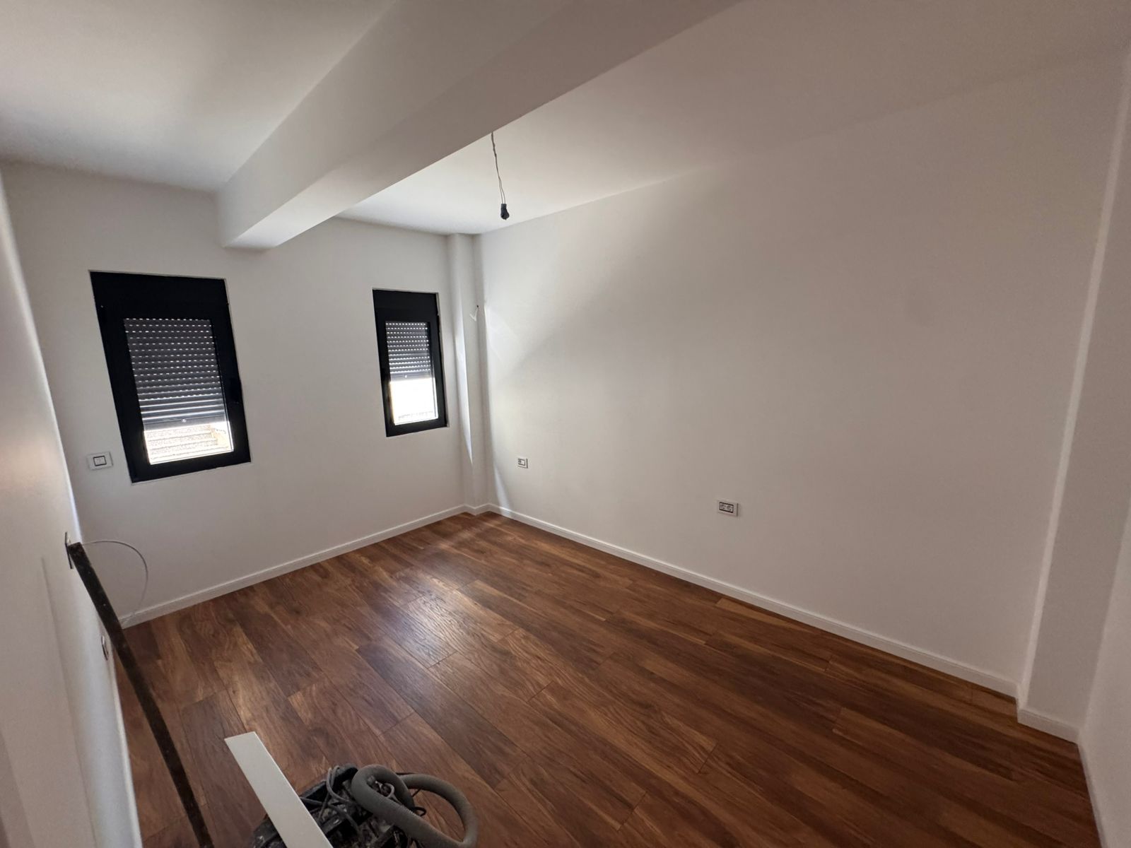 Spacious, sunlit Ulcinj property with white walls, wood floors, exposed beam&mdash;ideal for investment. Listed by ekosphere doo.